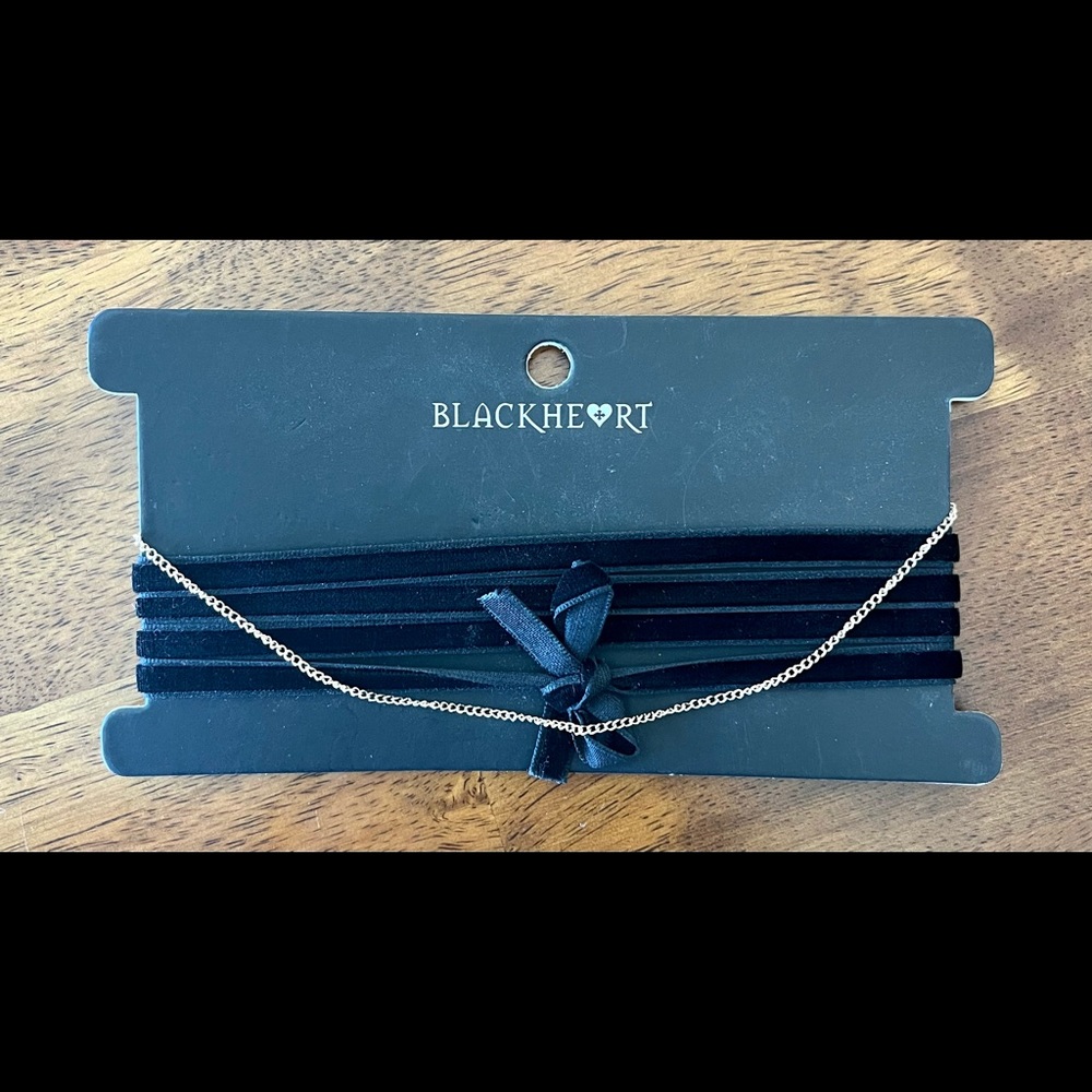 HOT TOPIC Blackheart Velvet Bow & Chain Choker Set